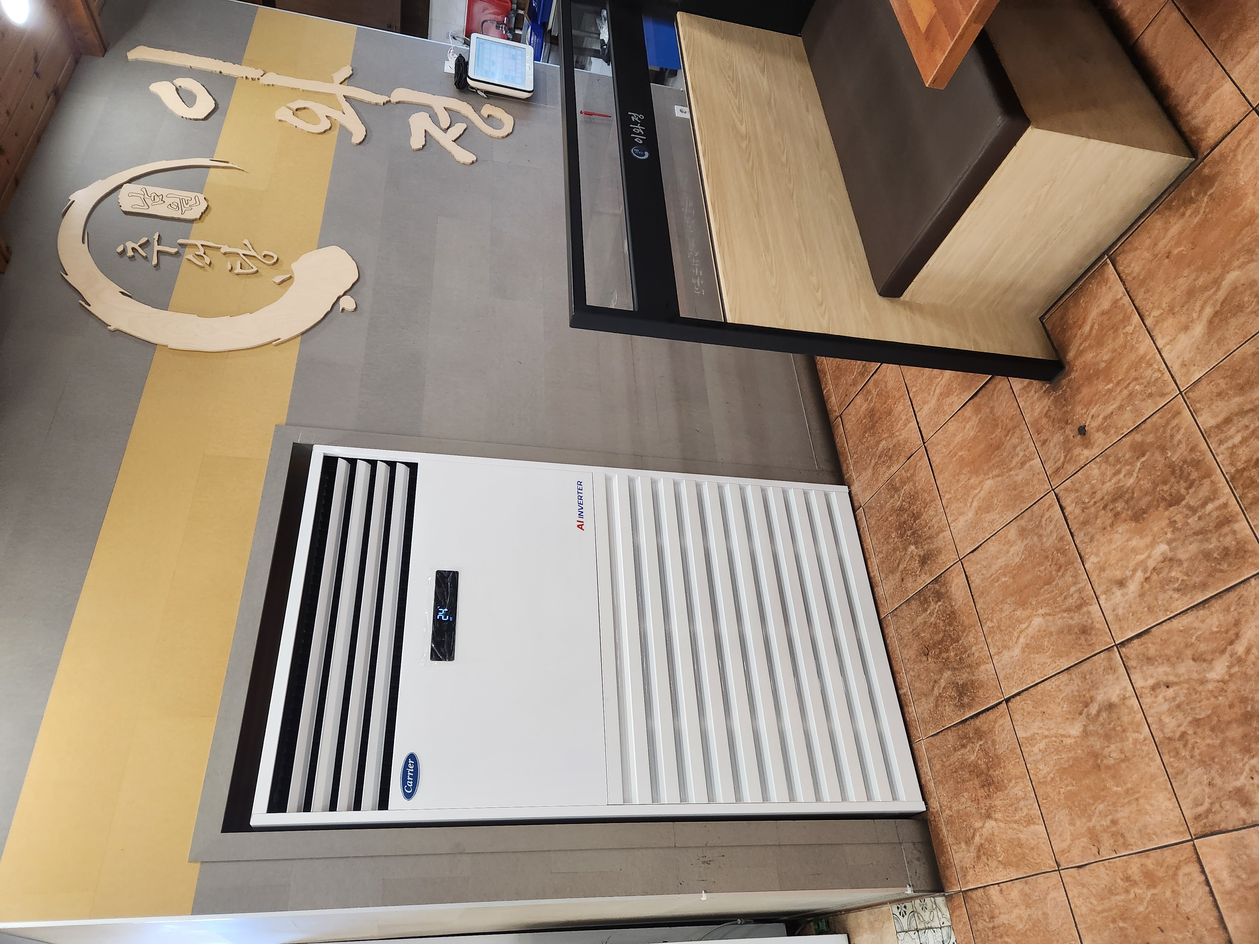 식당 홀 냉난방, 스탠드형 2대로 효율을 바로잡은 사례